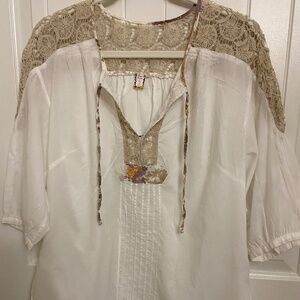 FREE PEOPLE WHITE TOP WITH LACE SHOULDER INSET (SIZE M)